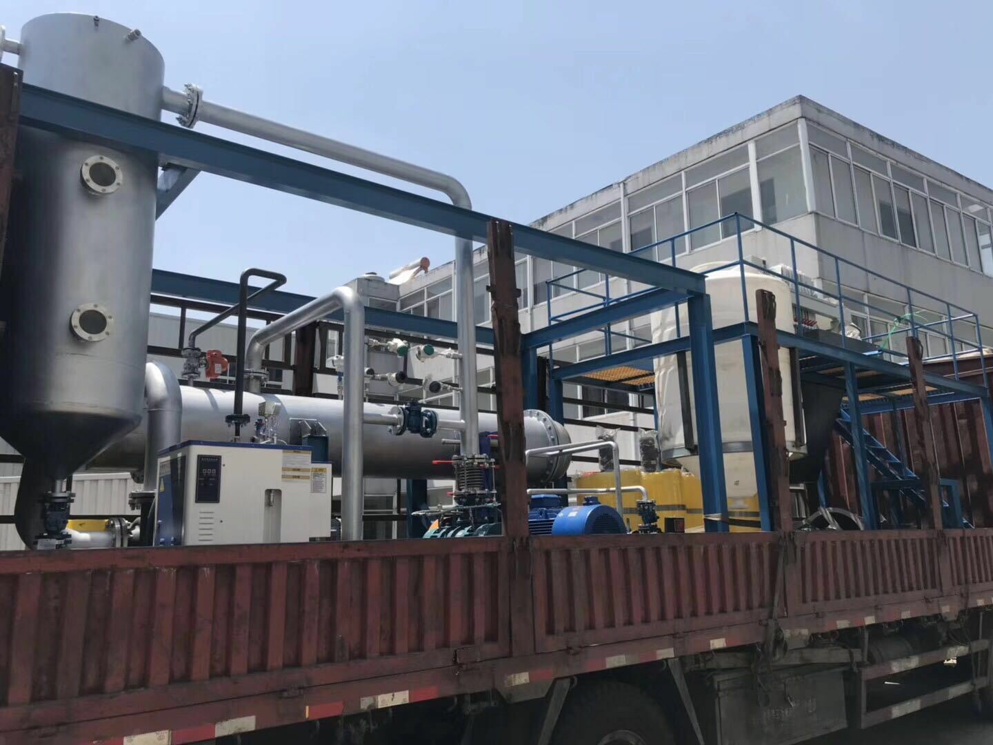 小型MVR廢水處理設(shè)備系統(tǒng)安裝現(xiàn)場(chǎng) 小型MVR廢水處理設(shè)備系統(tǒng)安裝現(xiàn)場(chǎng)