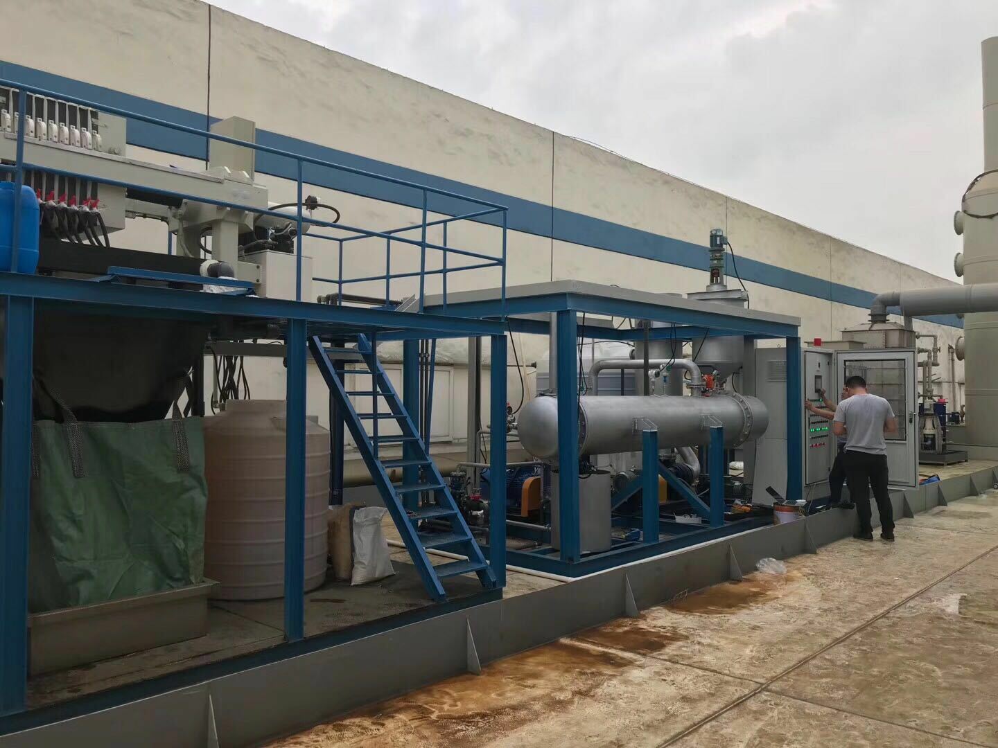 小型MVR廢水處理設(shè)備系統(tǒng)安裝調(diào)試現(xiàn)場(chǎng) 小型MVR廢水處理設(shè)備系統(tǒng)安裝調(diào)試現(xiàn)場(chǎng)